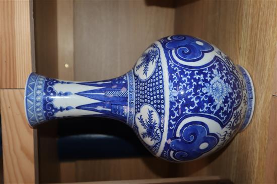 A Chinese blue and white vase, 19th century height 31cm